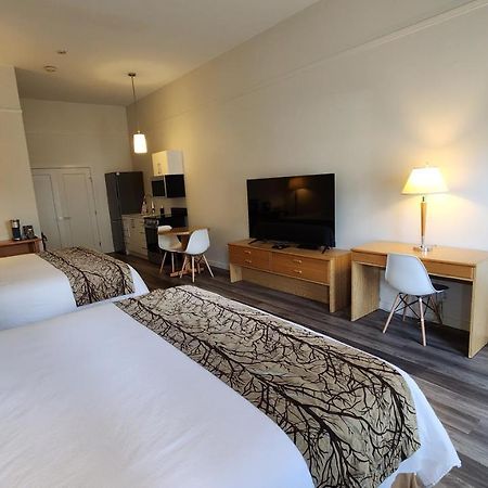 The Cedars Inn Hotel & Convention Centre Гибсонс Экстерьер фото