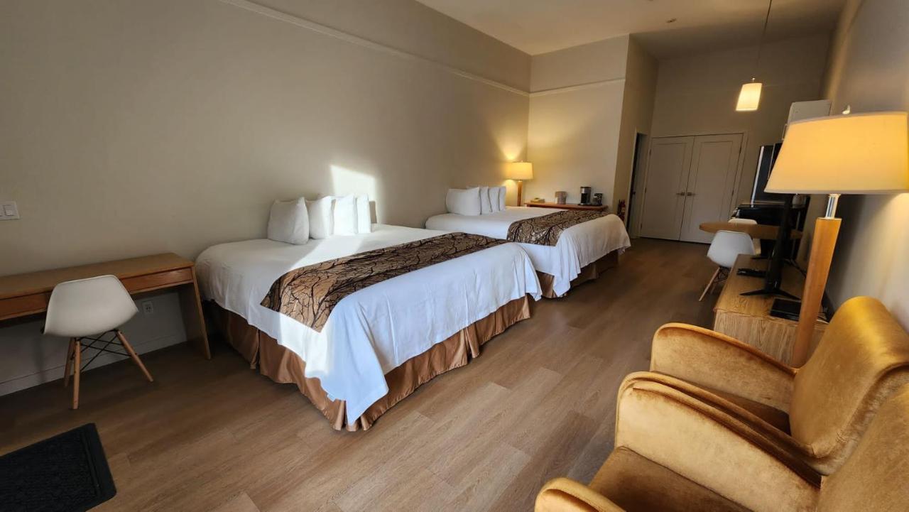 The Cedars Inn Hotel & Convention Centre Гибсонс Экстерьер фото
