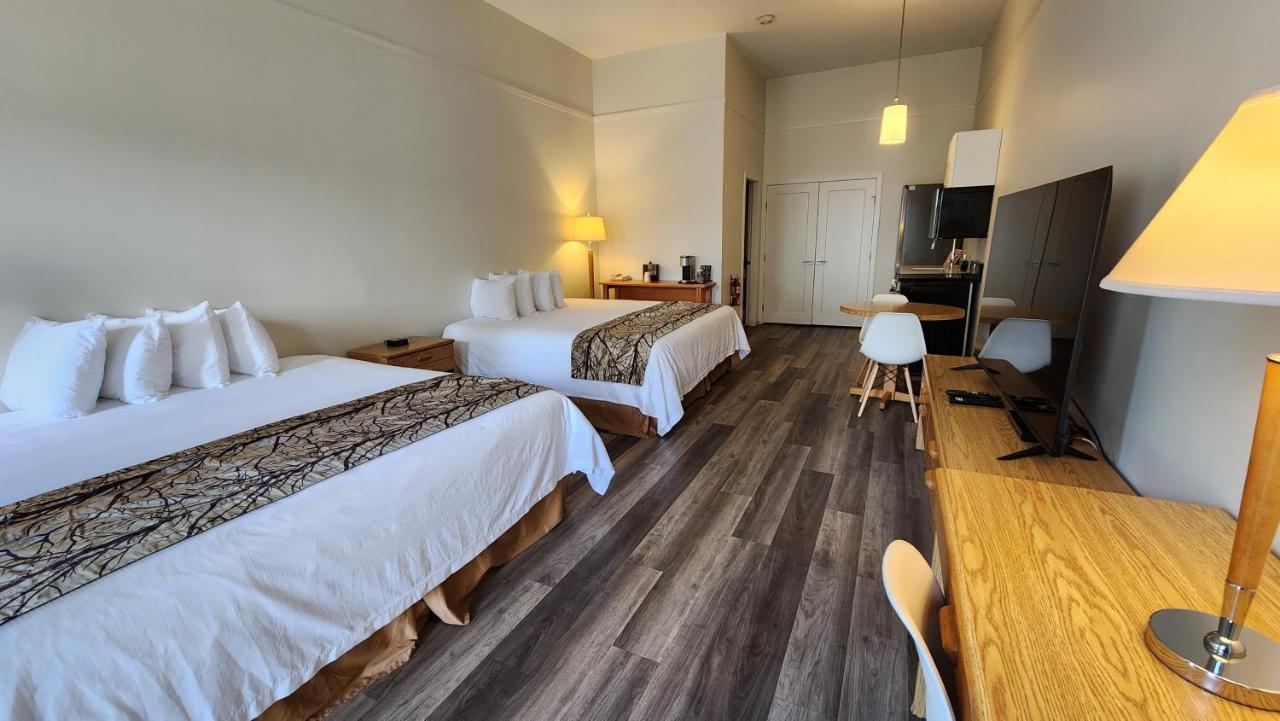 The Cedars Inn Hotel & Convention Centre Гибсонс Экстерьер фото