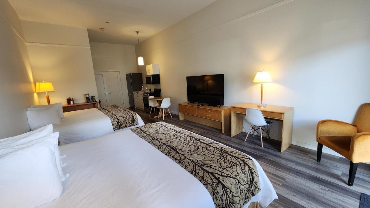 The Cedars Inn Hotel & Convention Centre Гибсонс Экстерьер фото
