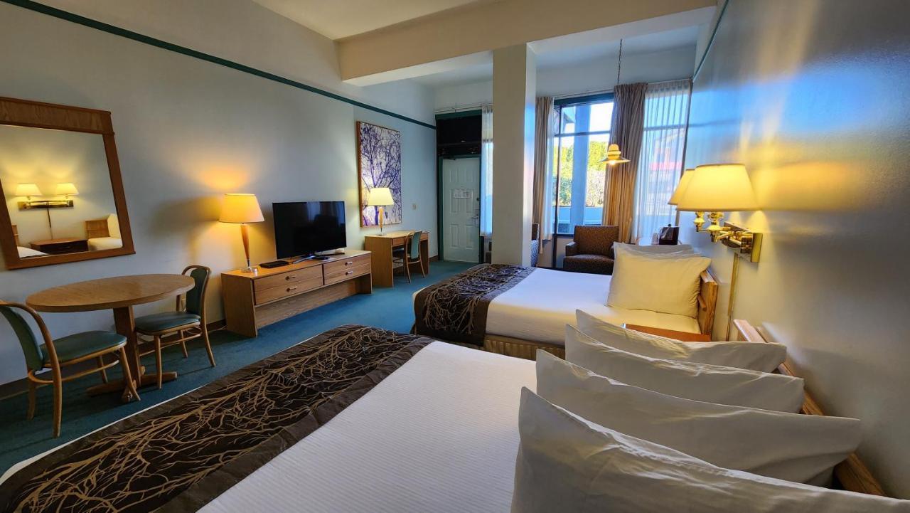 The Cedars Inn Hotel & Convention Centre Гибсонс Экстерьер фото