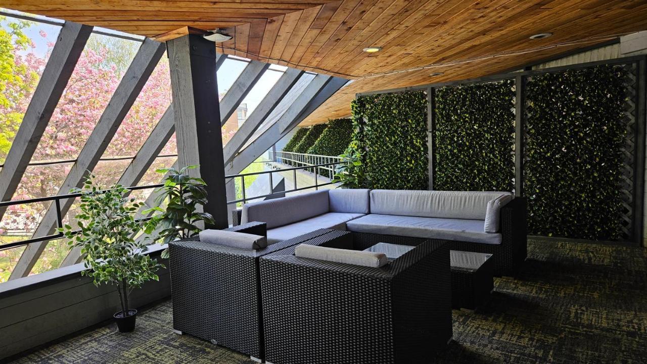 The Cedars Inn Hotel & Convention Centre Гибсонс Экстерьер фото