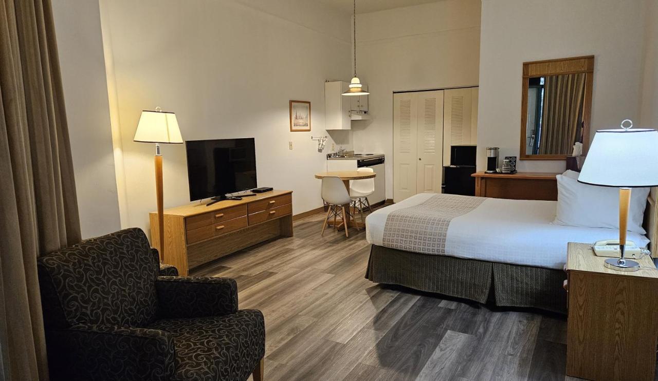 The Cedars Inn Hotel & Convention Centre Гибсонс Экстерьер фото