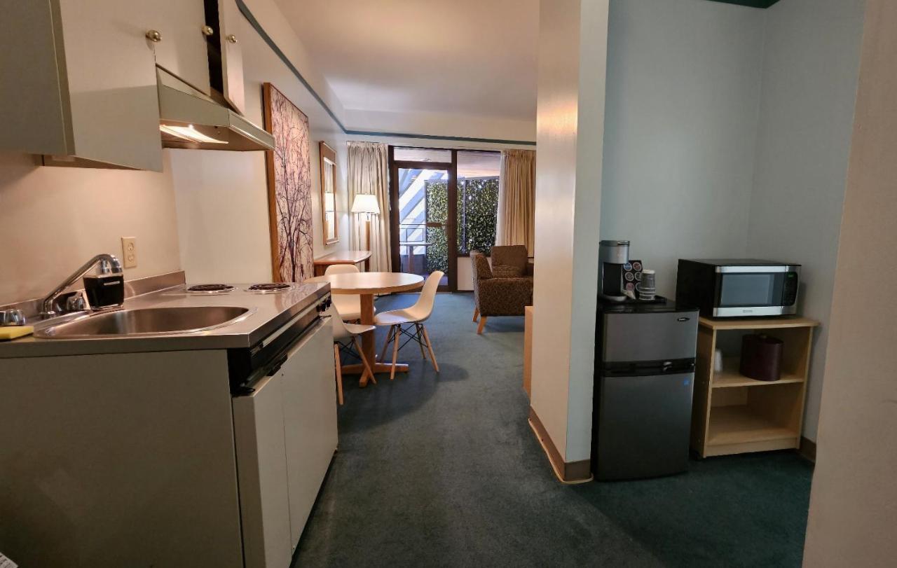 The Cedars Inn Hotel & Convention Centre Гибсонс Экстерьер фото