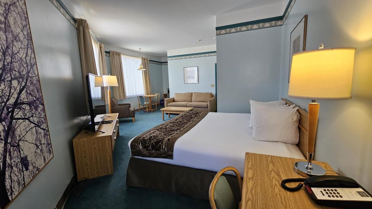 The Cedars Inn Hotel & Convention Centre Гибсонс Экстерьер фото