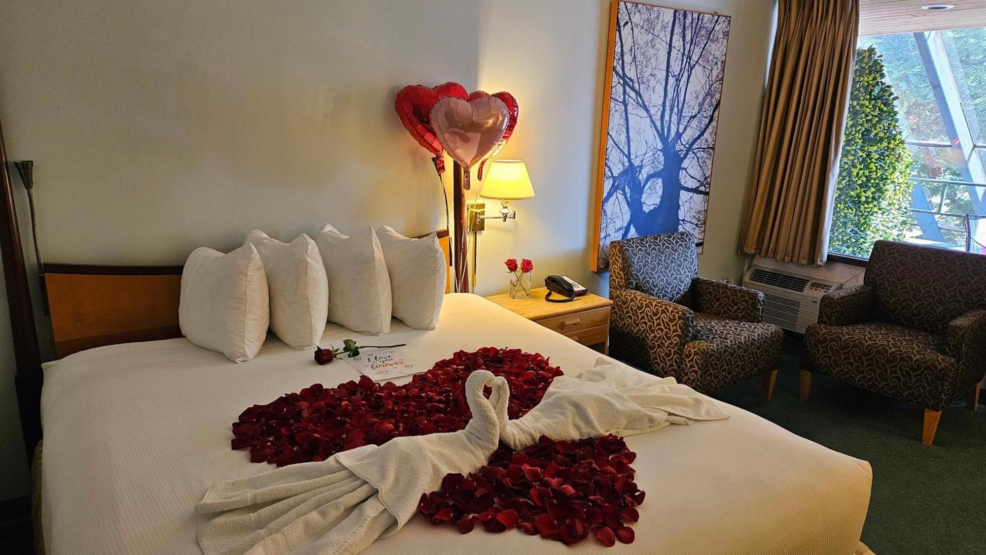 The Cedars Inn Hotel & Convention Centre Гибсонс Экстерьер фото
