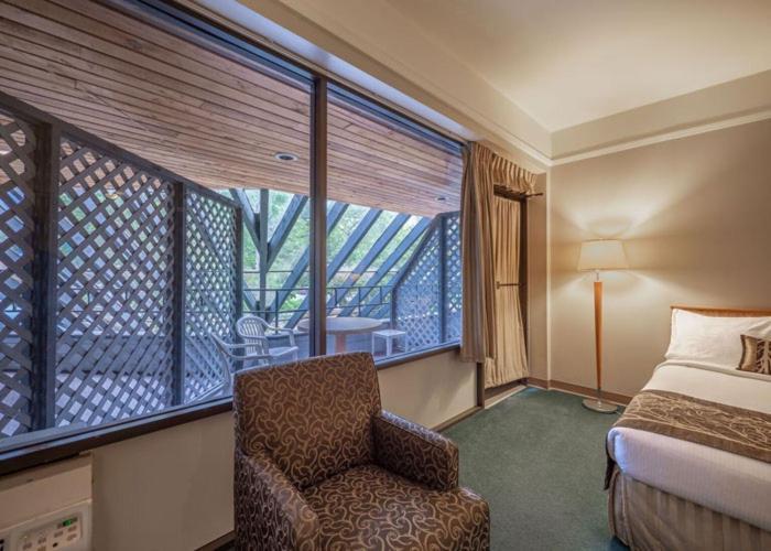 The Cedars Inn Hotel & Convention Centre Гибсонс Экстерьер фото