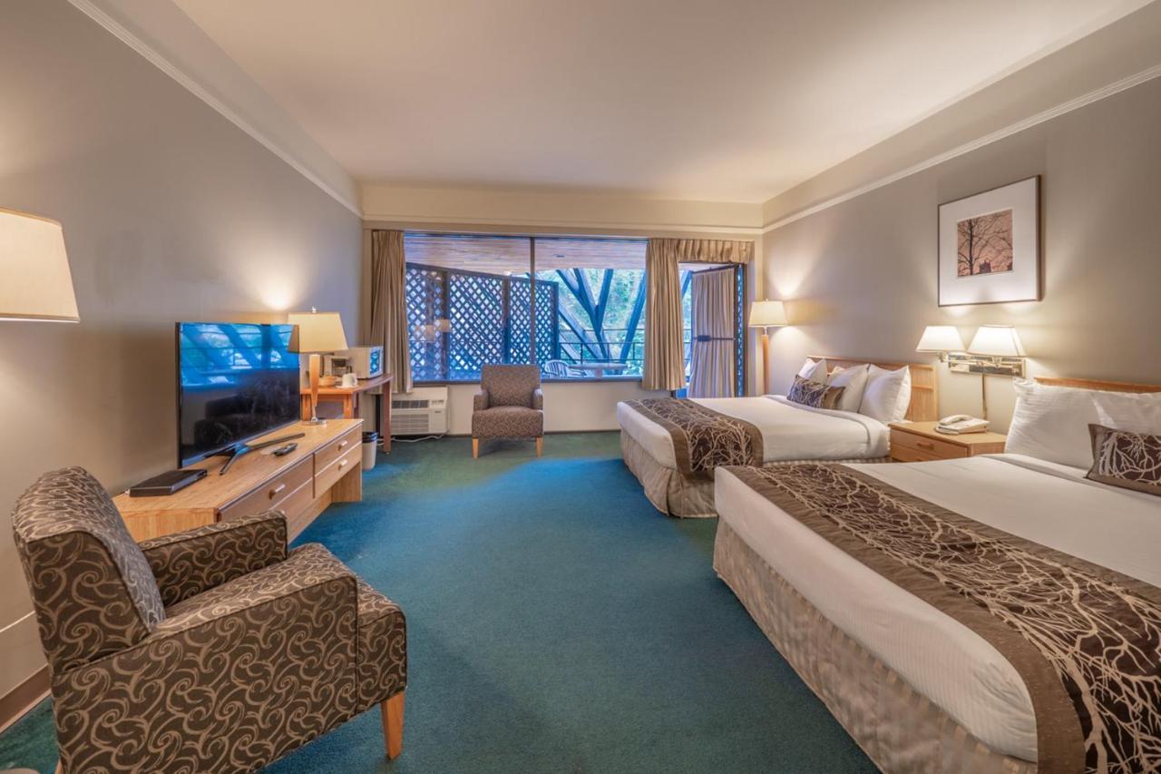The Cedars Inn Hotel & Convention Centre Гибсонс Экстерьер фото